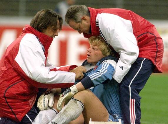 Torhüter Oliver Kahn (Mi.) wird von Mannschaftsarzt Dr. Hans-Wilhelm Müller-Wohlfahrt (li.) und Masseur Wolfgang Gebhardt (alle Bayern) behandelt Fußball EC 1 Herren Champions League 2000 2001, FC Bayern München Gruppe Olympiastadion München