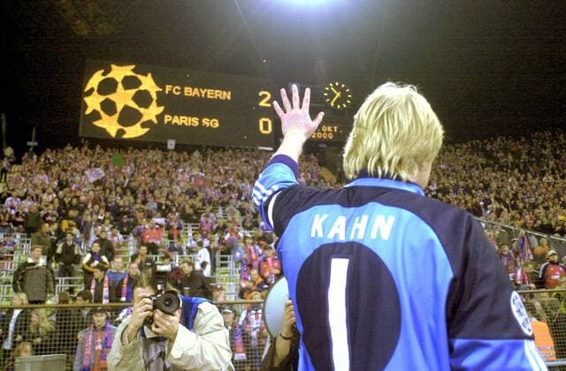 Torhüter Oliver Kahn (Bayern) winkt den Zuschauern zu, umgeben von Fotografen Fußball EC 1 Herren Champions League 2000 2001, FC Bayern München - Paris St. Germain 2:0, St.Germain, PSG, Vdig Totale Olympiastadion München