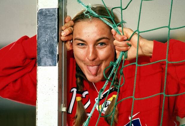 Torfrau Christine Lindemann (Deutschland) für jeden Spaß zu haben Handball Damen Nationalmannschaft 2000, Nationalteam, Nationaltrikot, Fotoshooting, Shooting, Fototermin Einzelbild Flensburg Freude, Komik
