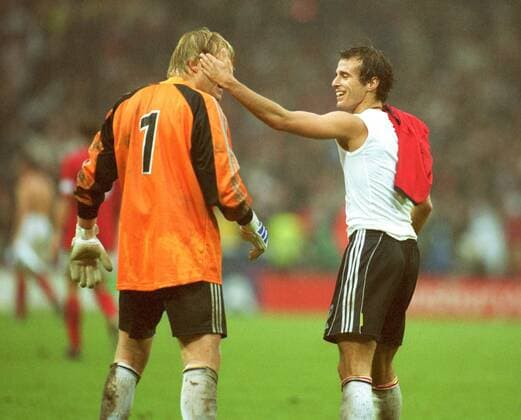 Torhüter Oliver Kahn (li.) wird von Mehmet Scholl (beide Deutschland) mit einer Streicheleinheit belohnt Fußball Länderspiel Herren WM-Qualifikation 2000, Weltmeisterschaftsqualifikation, Nationalmannschaft, Nationalteam Gruppe Wembley Stadium London Freude, Komik, Kameradschaft