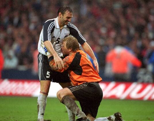 Torhüter Oliver Kahn (re.) kniet ehrfürchtig vor Abwehrchef Jens Nowotny (beide Deutschland) Fußball Länderspiel Herren WM-Qualifikation 2000, Weltmeisterschaftsqualifikation, Nationalmannschaft, Nationalteam Gruppe Wembley Stadium London Unterwerfung, Begeisterung, Freude,