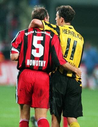 Heiko Herrlich (BVB, re.) und Jens Nowotny (Leverkusen) haben sich trotzdem gern... Fußball 1. BL Herren Saison 2000 2001, Bayer Leverkusen - Borussia Dortmund 2:0 Gruppe BayArena Leverkusen Kameradschaft,