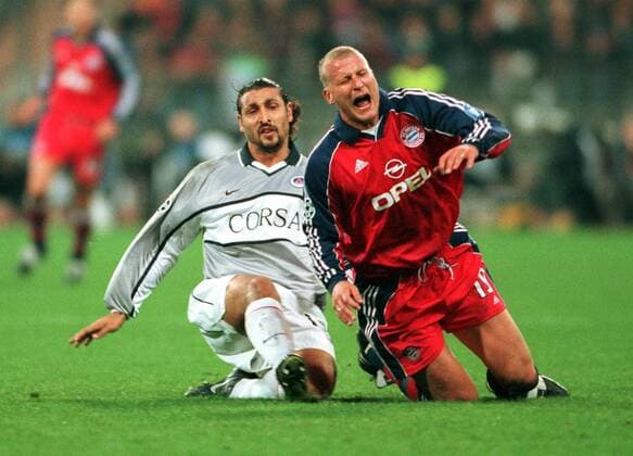 Carsten Jancker (Bayern, re.) geht im Duell mit Eric Rabesandratana (PSG) zu Boden Fußball EC 1 Herren Champions League 2000 2001, FC Bayern München - Paris St. Germain (Frankreich) 2:0, St.Germain Gruppe Olympiastadion München Dynamik, Kampf,