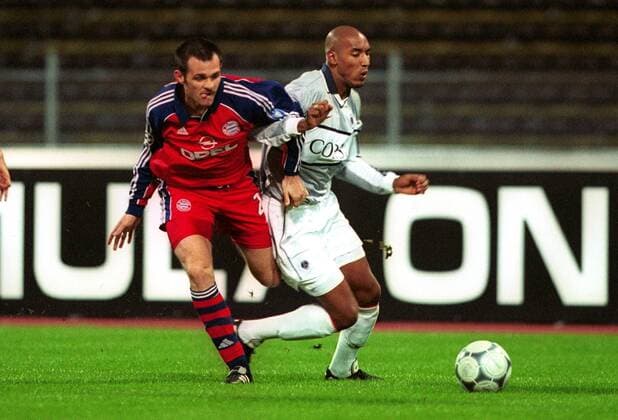 Willy Sagnol (li., Bayern) im Duell mit Nicolas Anelka (PSG) Fußball EC 1 Herren Champions League 2000 2001, FC Bayern München - Paris St. Germain (Frankreich) 2:0, Vneg Gruppe Olympiastadion München Dynamik, Kampf,