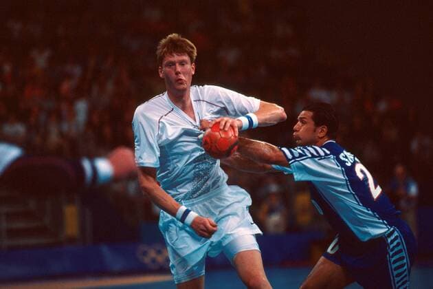 Volker Zerbe (Deutschland, li.) im Duell mit Dragan Skrbic (Jugoslawien) Handball OS Sommer Herren Olympische Sommerspiele 2000, Olympia, Olympiade, Spiele, Nationalmannschaft, Nationalteam Gruppe The Dome, Pavillon 2 Sydney Dynamik, Kampf,