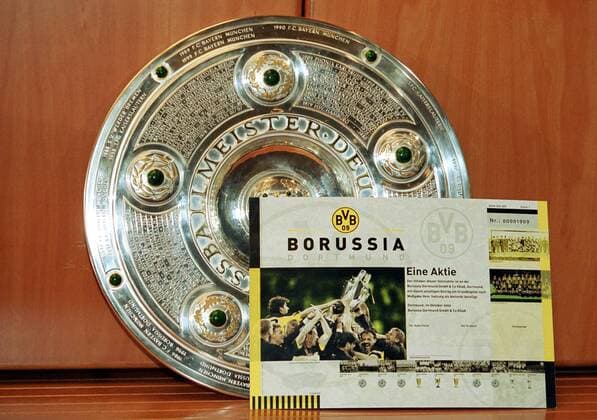 BVB-Aktie mit Meisterschale Fußball 1. BL Herren Saison 2000 2001, Borussia Dortmund, Vneg, Börsengang, Börse, Wirtschaft, Wertanlage, Geldanlage, Gruppe Frankfurter Börse Frankfurt M.