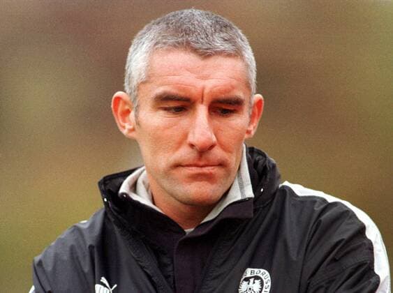 Fußball, Trainerhistorie, TeBe Berlin Trainer Mirko Slomka (TeBe) nachdenklich Fußball Herren Saison 2000 2001: Regionalliga Nord, Tennis Borussia Berlin, TB, Te Be Porträt Mommsenstadion, 3. Liga Berlin Nachdenklichkeit,