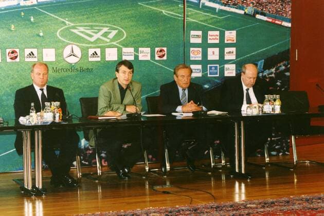 V. li.: Uli Hoeneß (Manager FC Bayern München), Wolfgang Niersbach (DFB-Direktor Medien), Gerhard Mayer-Vorfelder (DFB-Vizepräsident) und Reiner Calmund (Manager Bayer 04 Leverkusen) auf der Pressekonferenz Fußball 1. BL Herren Nationalmannschaft 2000, Nationalteam, Task Force, Deutscher Fußball Bund Gruppe DFB-Zentrale Frankfurt M.