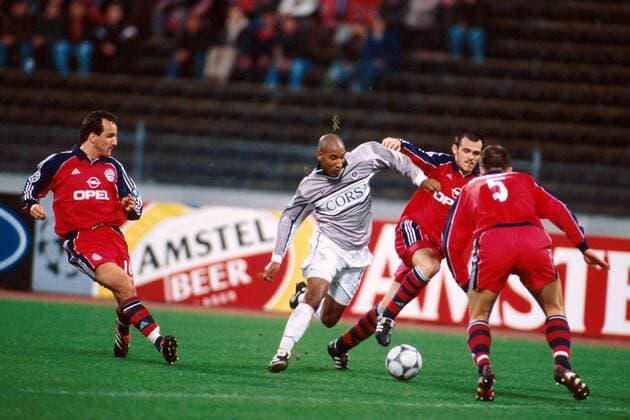 Nicolas Anelka (Mi., PSG) allein gegen drei Bayern, v.li.: Jeremies, Sagnol, Andersson Fußball EC 1 Herren Champions League 2000 2001, FC Bayern München - Paris St.Germain (Frankreich) 2:0 Gruppe Olympiastadion München Dynamik,