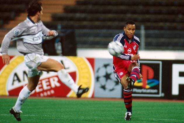 Paulo Sergio (re., Bayern) zieht ab Fußball EC 1 Herren Champions League 2000 2001, FC Bayern München - Paris St.Germain (Frankreich) 2:0, PSG Einzelbild Olympiastadion München Dynamik,