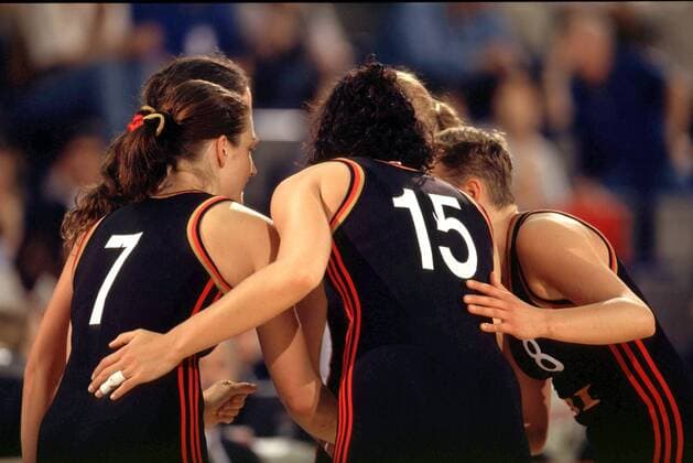 Birgit Eggert (li.) und Heike Roth (beide Deutschland) schwören sich mit Teamkolleginnen vor Spielbeginn ein Basketball WM Damen Weltmeisterschaft 1998, Länderspiel, Nationalmannschaft, Nationalteam, Nationaltrikot Gruppe Max-Schmeling-Halle Berlin Harmonie, Kameradschaft,
