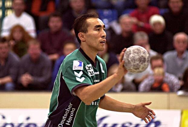 Talant Duishebaev (Minden) am Ball Handball 1. BL Herren Saison 2000 2001, GWD Minden Einzelbild KAMPA-Halle Minden