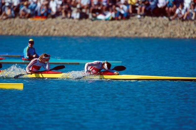 Birgit Fischer (re.) und Anett Schuck (beide Deutschland) nach ihrem Olympiasieg im K4-Finale ausgepumpt aber glücklich Kanu OS Sommer Damen Olympische Sommerspiele 2000, Olympia, Olympiade, Spiele, Kajak Gruppe Regatta Centre Sydney Freude, Erschöpfung