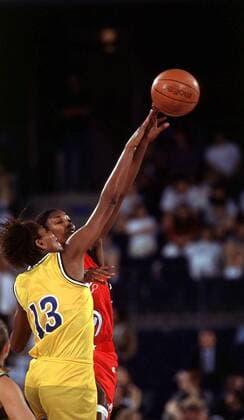 Alessandra de Oliveira (Brasilien, vorn) im Duell mit Lisa Leslie (USA) Basketball WM Damen Weltmeisterschaft 1998, Länderspiel, Nationalmannschaft, Nationalteam, Nationaltrikot, Vdia Gruppe Max-Schmeling-Halle Berlin Dynamik,