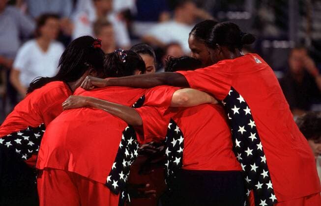 US-Amerikanerinnen bilden einen Mannschaftskreis Basketball WM Damen Weltmeisterschaft 1998, Länderspiel, Nationalmannschaft, Nationalteam, Nationaltrikot, Vdia Gruppe Max-Schmeling-Halle Berlin Harmonie, Kameradschaft,