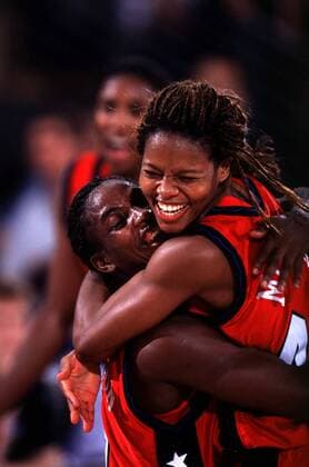 Nikky McCray (re.) und Lisa Leslie (beide USA) im Freudentaumel Basketball WM Damen Weltmeisterschaft 1998, Länderspiel, Nationalmannschaft, Nationalteam, Nationaltrikot, Vdia Gruppe Max-Schmeling-Halle Berlin Glück, Begeisterung, Freude,