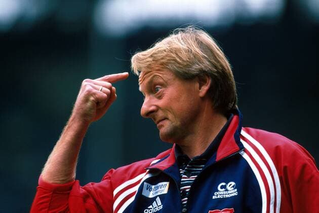 Trainer Lorenz-Günther Köstner (Haching) zeigt einen Vogel Fußball 1. BL Herren Saison 2000 2001, SpVgg Unterhaching, Vdia Einzelbild Ruhrstadion Bochum Spannung