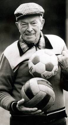 Fußball, Trainerhistorie, FSV Frankfurt Fußball, Trainerhistorie, Wuppertaler SV Willibald Kreß (Deutschland) - der ehemalige Nationaltorwart ist auch mit 80. noch fußballverrückt... Fußball Herren Fotoshooting 1986, Shooting, Fototermin Einzelbild Freude,