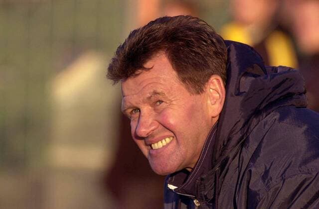 Trainer Konrad Weise (Zwickau) skeptisch Fußball Herren Oberliga Nordost Staffel Süd 2000 2001, Dresden - FSV Zwickau 4:0, Vdig Porträt Rudolf-Harbig-Stadion Dresden Skepsis,