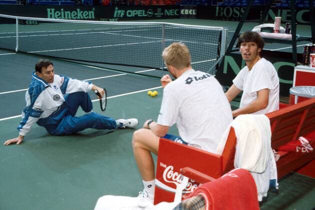 V.li.: Teamchef Niki Pilic liegt Becker und Michael Stich (alle Deutschland) zu Füßen Tennis Herren Daviscup 1995, Davis-Cup-Team, Daviscupteam Gruppe Utrecht
