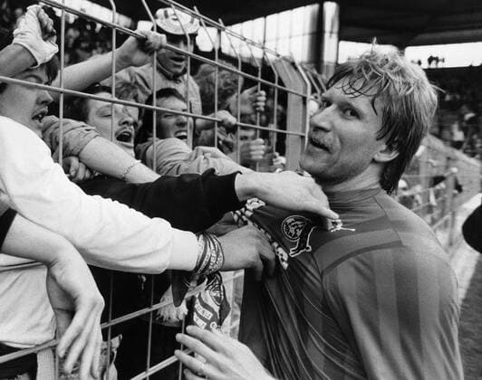 Uwe Rahn (Köln) - die FC-Fans wollen ihrem Liebling am liebsten das Trikot vom Hals reißen... Fußball 1. BL Herren Saison 1988 1989, Bochum - 1. FC Köln 1:3 Gruppe Ruhrstadion Bochum Freude,