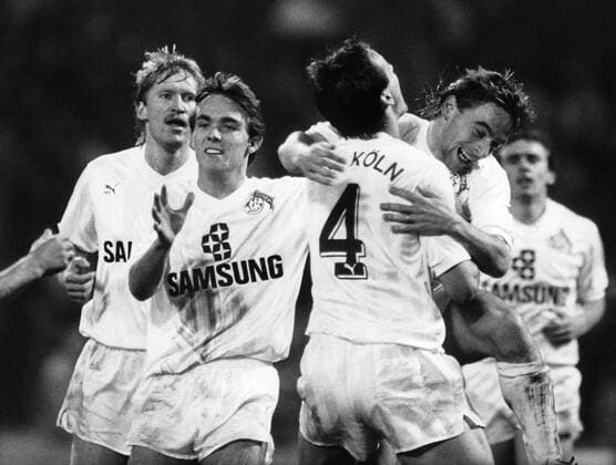V. re.: Torschütze Thomas Häßler lässt sich von Jürgen Kohler, Olaf Janßen und Uwe Rahn (alle Köln) feiern Fußball 1. BL Herren Saison 1988 1989, 1. FC Köln Gruppe Müngersdorfer Stadion Köln Begeisterung, Freude,