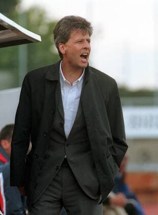 Trainer Lucien Favre (Genf) gibt lautstark Anweisungen Fußball Herren Nationalliga A 2000 2001, 1. Schweizer Liga, Division, NLA, Servette Genf, Geneve Einzelbild Stade des Charmilles Genf Spannung,