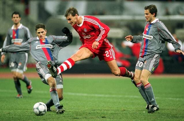 Alexander Zickler (Mitte, Bayern) setzt sich gegen Edmilson (li.) und Patrick Müller (beide Lyon) durch Fußball EC 1 Herren Champions League 2000 2001, FC Bayern München - Olympique Lyon 1:0, Lyonnais Gruppe Olympiastadion München Dynamik,