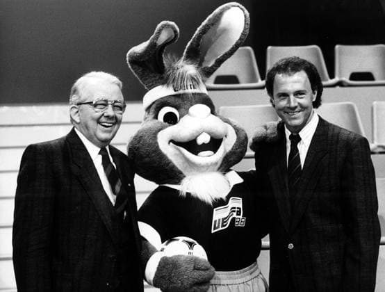 DFB-Präsident Hermann Neuberger (li.), Teamchef Franz Beckenbauer (beide Deutschland) und Berni, das Maskottchen der Europameisterschaft 1988 Fußball EM Herren Auslosung zur Europameisterschaft 1988, Nationalmannschaft, Nationalteam Gruppe Freude,