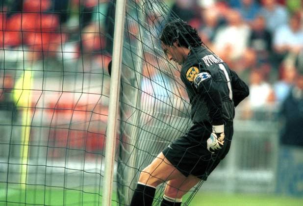 Torwart Vitor Baia (Portugal) zappelt im Netz Fußball EM Herren Europameisterschaft 2000, Länderspiel, Viertelfinale, Nationalteam, Vneg Einzelbild Amsterdam ArenA Amsterdam