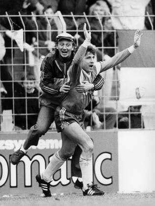 Klaus Fischer (Bochum) jubelt mit einem anhänglichen Ordner Fußball 1. BL Herren Saison 1986 1987, VfL Bochum Gruppe Ruhrstadion Bochum Begeisterung, Freude,