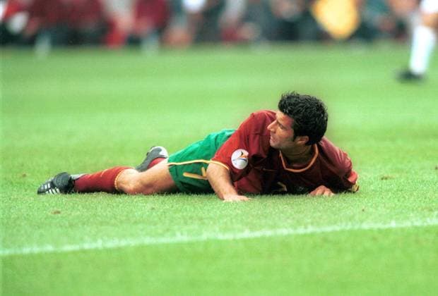 Luis Figo (Portugal) am Boden Fußball EM Herren Europameisterschaft 2000, Länderspiel, Viertelfinale, Nationalteam, Vneg Einzelbild Amsterdam ArenA Amsterdam