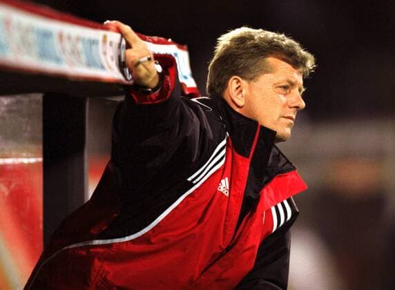 Konditionstrainer Peter Hermann (Leverkusen) hält sich fest Fußball 1. BL Herren Saison 2000 2001: Bayer 04 Leverkusen Einzelbild BayArena Leverkusen