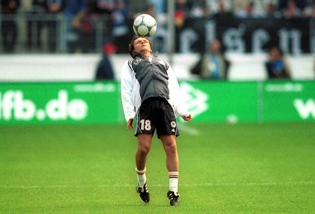 Dariusz Wosz (Deutschland) wirft der Ball um Fußball Länderspiel Herren WM-Qualifikation, Weltmeisterschaftsqualifikation 2000: Deutschland Einzelbild Volksparkstadion Hamburg Komik