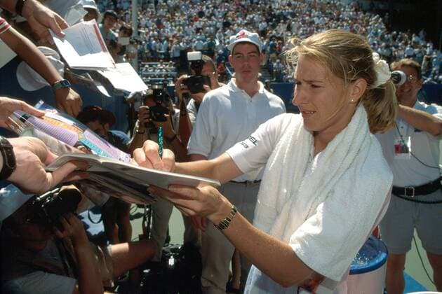Steffi Graf (Deutschland) gibt ihren Fans Autogramme Tennis Damen US Open 1995, Grand Slam, WTA-Tour, Hartplatz, Hardcourt, Hartplatztennis, Hartplatzturnier Gruppe Flushing Meadow New York