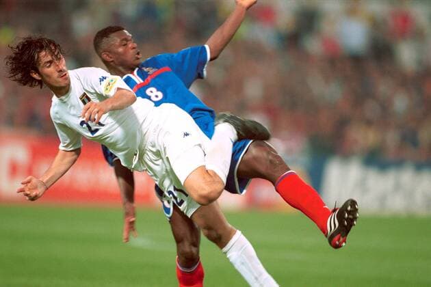Fußball, EM Finale 2000 in Rotterdam, Frankreich - Italien 2-1 n.V. Marco Delvecchio (li., Italien) im Zweikampf mit Marcel Desailly (Frankreich) Fußball EM Herren Europameisterschaft 2000, Nationalmannschaft, Nationalteam, Nationaltrikot, Länderspiel, Finale Gruppe De Kuip Rotterdam Dynamik, Kampf,