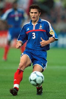 Bixente Lizarazu (Frankreich) am Ball Fußball EM Herren Europameisterschaft 2000, Nationalmannschaft, Nationalteam, Nationaltrikot, Länderspiel, Finale Einzelbild De Kuip Rotterdam Dynamik