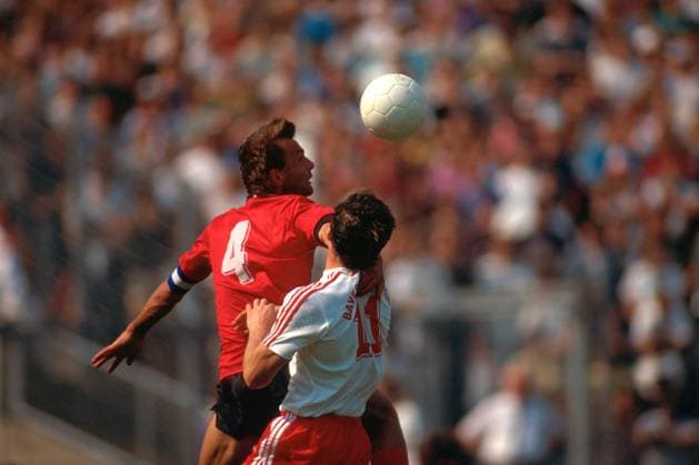 Karl-Heinz Körbel (Frankfurt, li.) im Kopfballduell mit Alan McInally (Bayern) Fußball 1. BL Herren Saison 1989 1990, Eintracht Frankfurt - FC Bayern München 1:2 Gruppe Waldstadion Frankfurt M. Dynamik, Kampf,