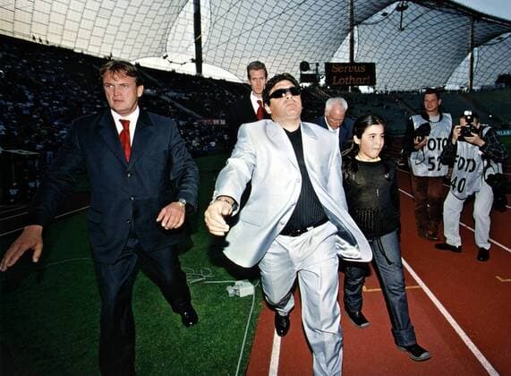 Diego Armando Maradona (Argentinien) spielt seine Rolle perfekt, rechts seine Tochter Giannina, links Bodyguard Peter Althof Fußball 1. BL Herren Abschiedsspiel 2000, Abschied Lothar M. Gruppe Olympiastadion München Komik