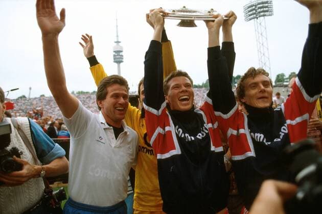 Trainer Jupp Heynckes (li.), Stefan Reuter (Mitte) und Roland Grahammer (alle Bayern) präsentieren den Anhängern die Meisterschale Fußball 1. BL Herren Saison 1988 1989, FC Bayern München Totale Olympiastadion München Freude, Begeisterung,