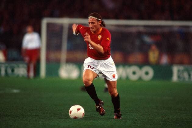 Francesco Totti (Roma) am Ball Fußball EC 3 Herren UEFA-Cup 2000 2001, Pokal, Europacup, Europapokal, AS Rom (Italien) Einzelbild Stadio Olimpico Rom Dynamik,
