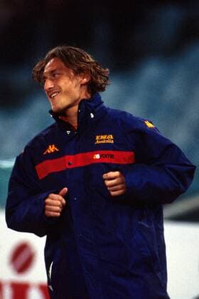 Francesco Totti (Roma) während des Aufwärmens Fußball EC 3 Herren UEFA-Cup 2000 2001, Pokal, Europacup, Europapokal, AS Rom (Italien), Serie A, 1. Italienische Liga Einzelbild Stadio Olimpico Rom