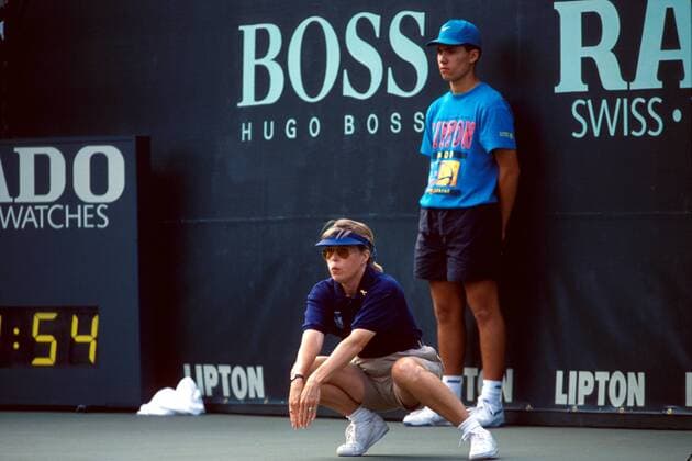 Linienrichterin streckt die Arme nach vorn und gibt den Ball gut Tennis Damen Lipton Open 1990, WTA-Tour, Hartplatz, Hardcourt, Hartplatztennis, Hartplatzturnier Gruppe Key Biscayne Florida
