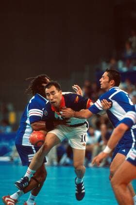 Talant Duishebaev (Spanien, Mitte) in der Klemme Handball OS Sommer Herren Olympische Sommerspiele 2000, Olympia, Spiele, Olympiade, Länderspiel, Gruppenspiel Gruppe The Dome Sydney Dynamik, Abwehr, Kampf,