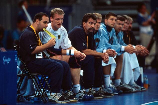 V.li.: Co-Trainer Bob Hanning, Klaus-Dieter Petersen und Bundestrainer Heiner Brand (alle Deutschland) auf der Bank Handball OS Sommer Herren Olympische Sommerspiele 2000, Spiele, Olympia, Olympiade, Länderspiel, Gruppe A Gruppe The Dome and Pavillons Sydney Spannung,
