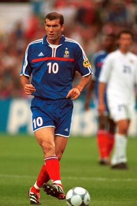 Zinedine Zidane (Frankreich) am Ball Fußball EC 1 Herren Europameisterschaft 2000, Länderspiel, Nationalmannschaft, Nationalteam, Nationaltrikot, Vneg Einzelbild De Kuip Rotterdam
