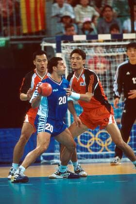 Dragan Skrbic (Jugoslawien, Mitte) am Ball, attackiert von Kyung-Shin Yoon (re., Korea) Handball OS Sommer Herren Olympische Spiele, Sommerspiele 2000, Olympia, Olympiade, Vorrunde, Länderspiel Gruppe The Dome and Pavilions Sydney Dynamik,