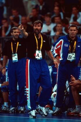 Trainer Veselin Vujovic gibt Anweisungen, re. Assistent Veselin Vukovic (beide Jugoslawien) Handball OS Sommer Herren Olympische Spiele, Sommerspiele 2000, Olympia, Olympiade, Vorrunde, Länderspiel Gruppe The Dome and Pavilions Sydney