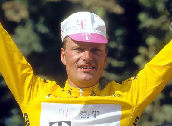 Bjarne Riis (Dänemark Team Telekom) jubelt bei der Siegerehrung über seinen Toursieg Radsport Herren Tour de France 1996, Radrennsport, Straßenradrennsport, Straßenradsport, Rad, Straße, Radrennen Porträt Paris