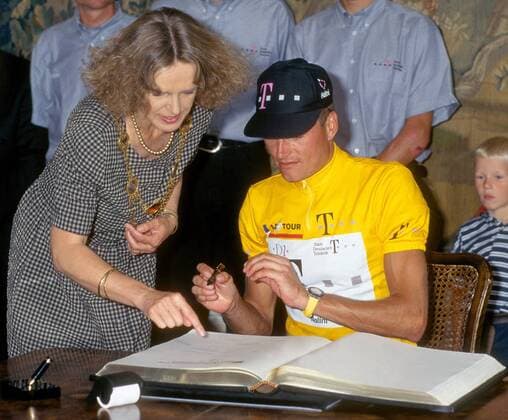 Bärbel Diekmann (li., Deutschland Oberbürgermeisterin) assistiert Bjarne Riis (Dänemark Team Telekom), der sich in das Goldene Buch der Stadt Bonn einträgt Radsport Herren Radrennsport 1996, Straßenradrennsport, Straßenradsport, Rad, Straße, Radrennen Gruppe Bonn
